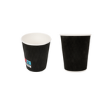 Bicchiere di carta ondulata nero per asporto visto da due prospettive