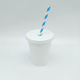 Bicchiere di carta bianco con coperchio con foro con una cannuccia bianca a strisce azzurre 