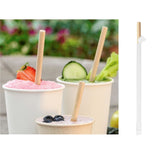 Bicchieri monouso di carta pieni di frullato tre diverse misure, all'aperto, con cannucce di carta