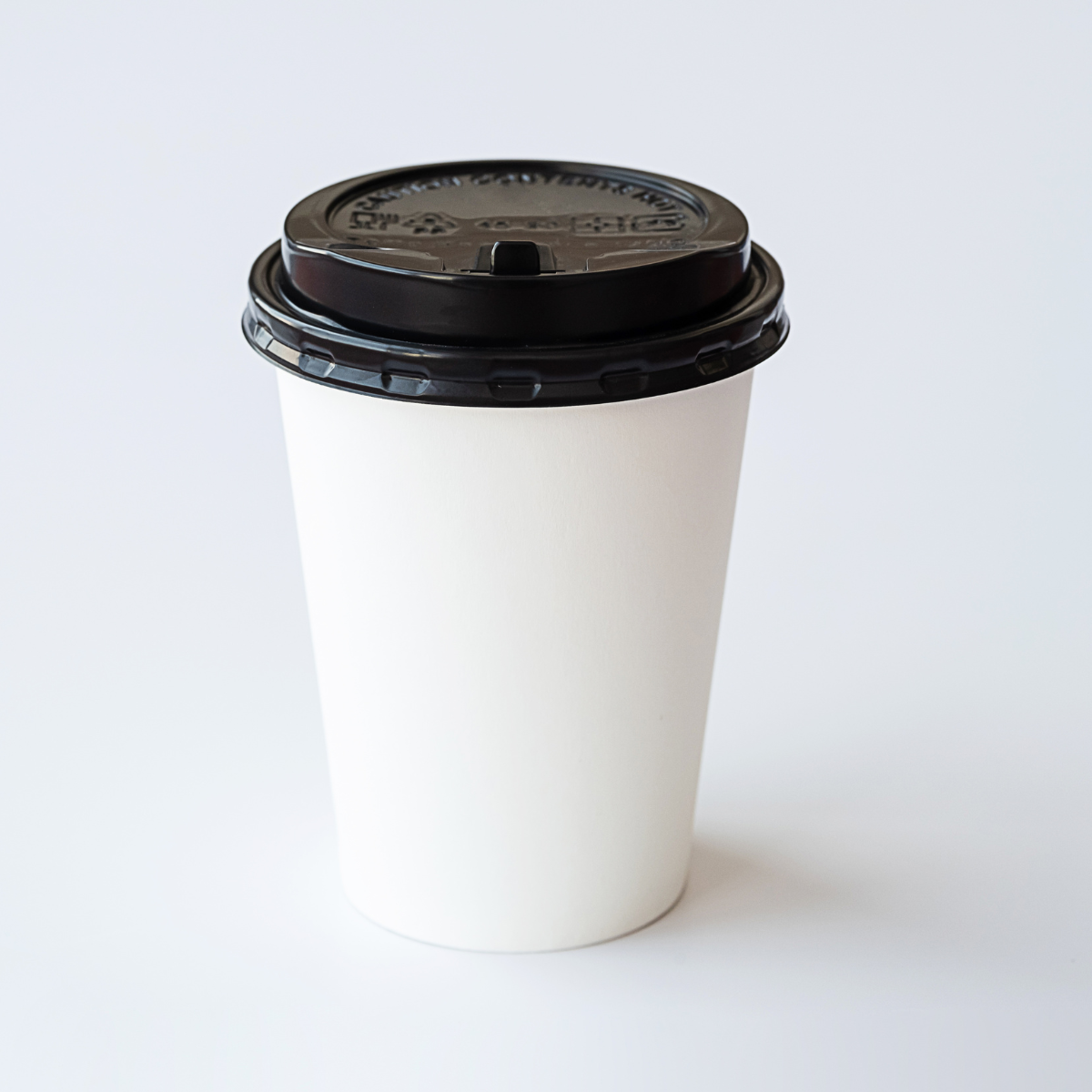 Bicchiere di carta per cappuccino, color bianco con tappo nero 