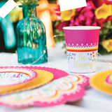 Tavola imbandita con piatti di carta e bicchiere be happy