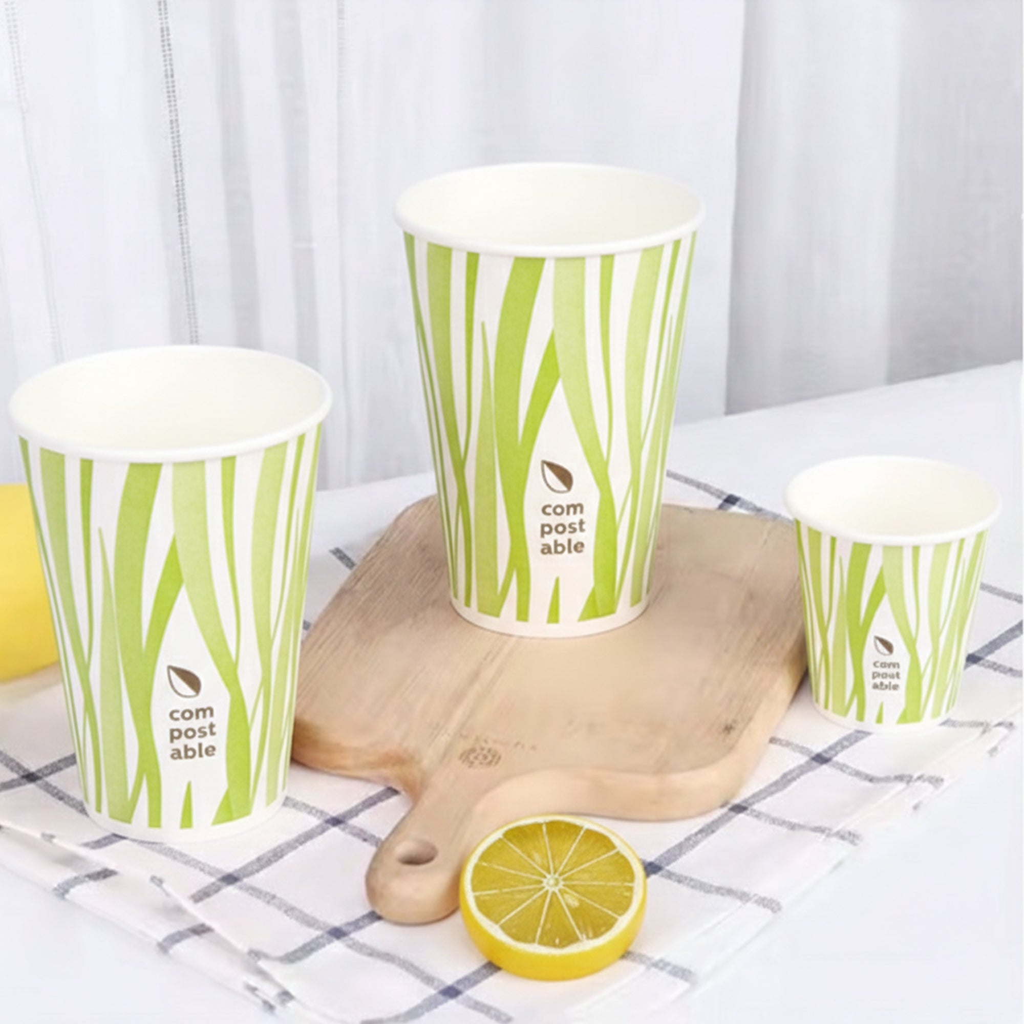Set di tre bicchieri compostabili di carta a righe verdi 