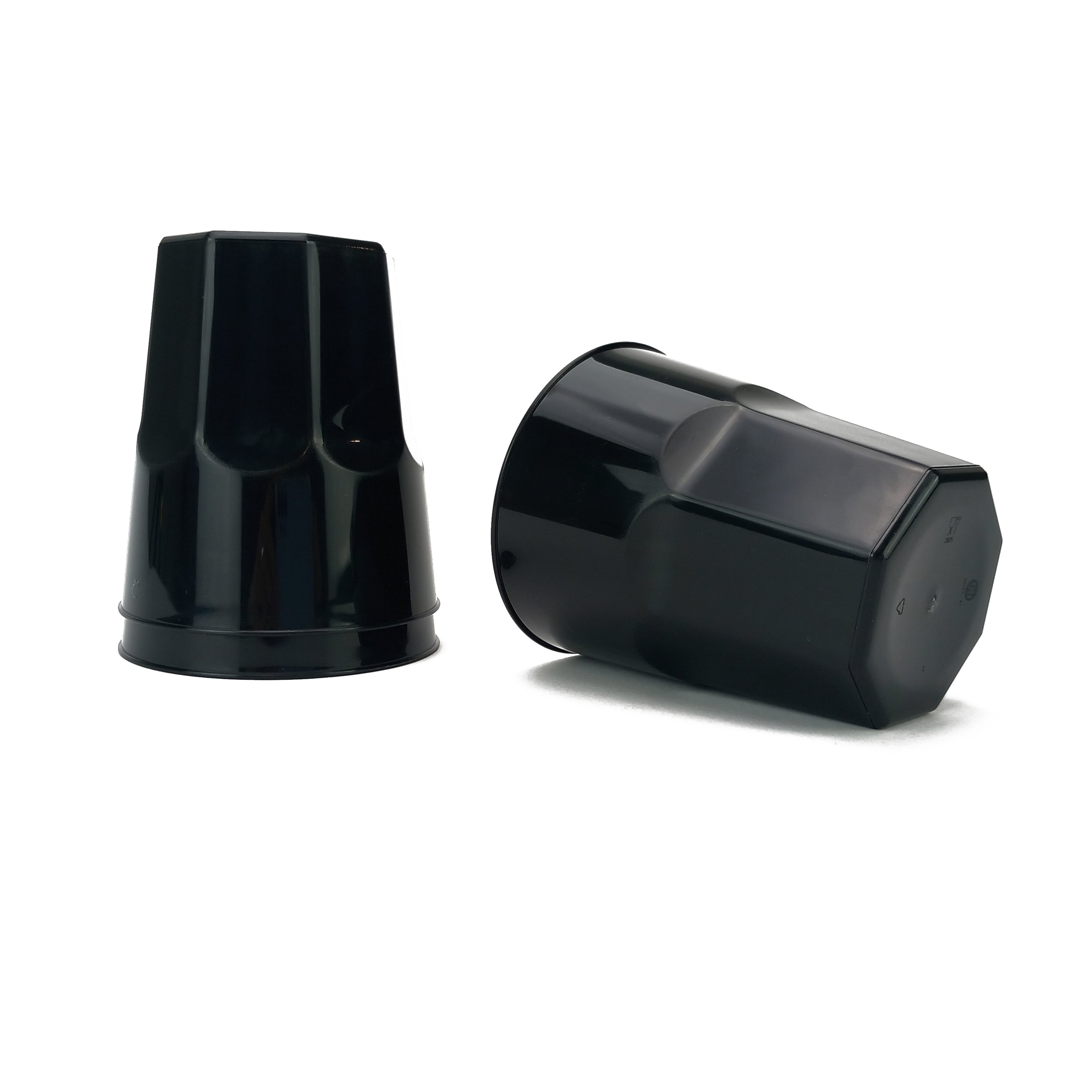 Bicchiere nero di plastica lavabile sdraiato e rovesciato 