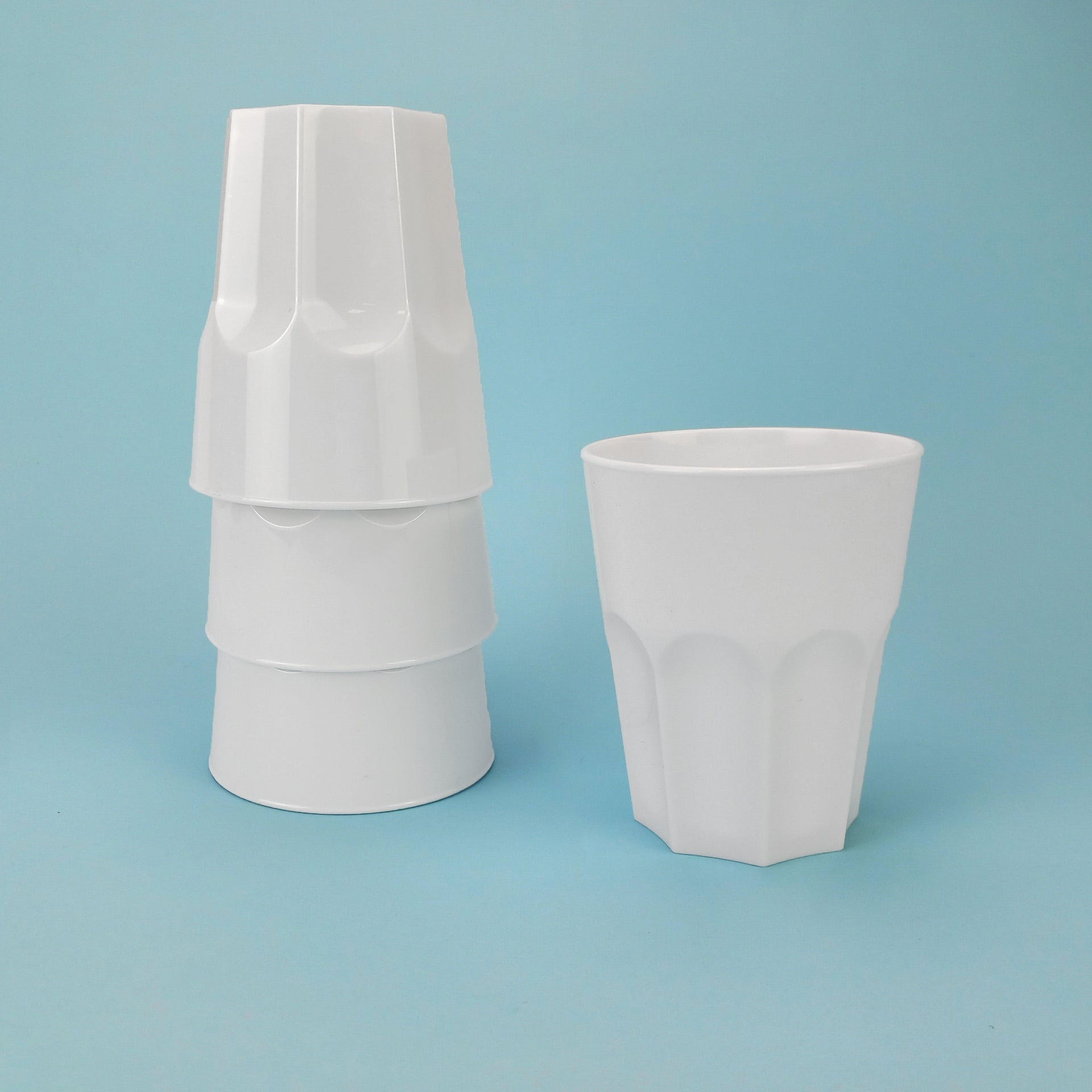 Bicchiere di plastica monouso mostrato singolo ed impilato 