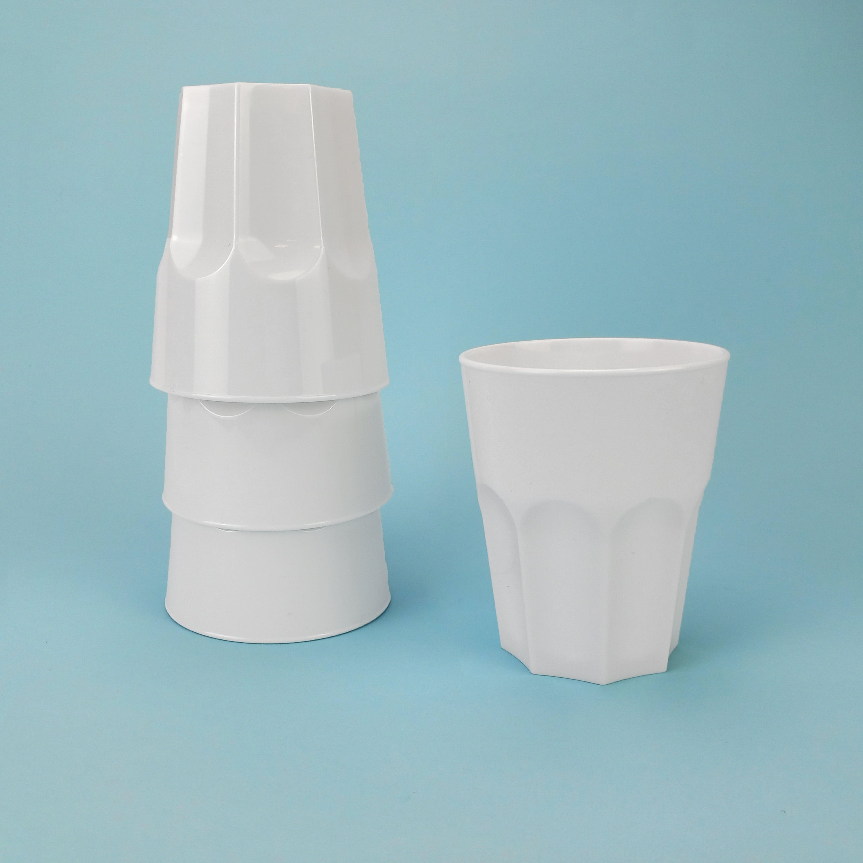 Bicchiere di plastica monouso mostrato singolo ed impilato 
