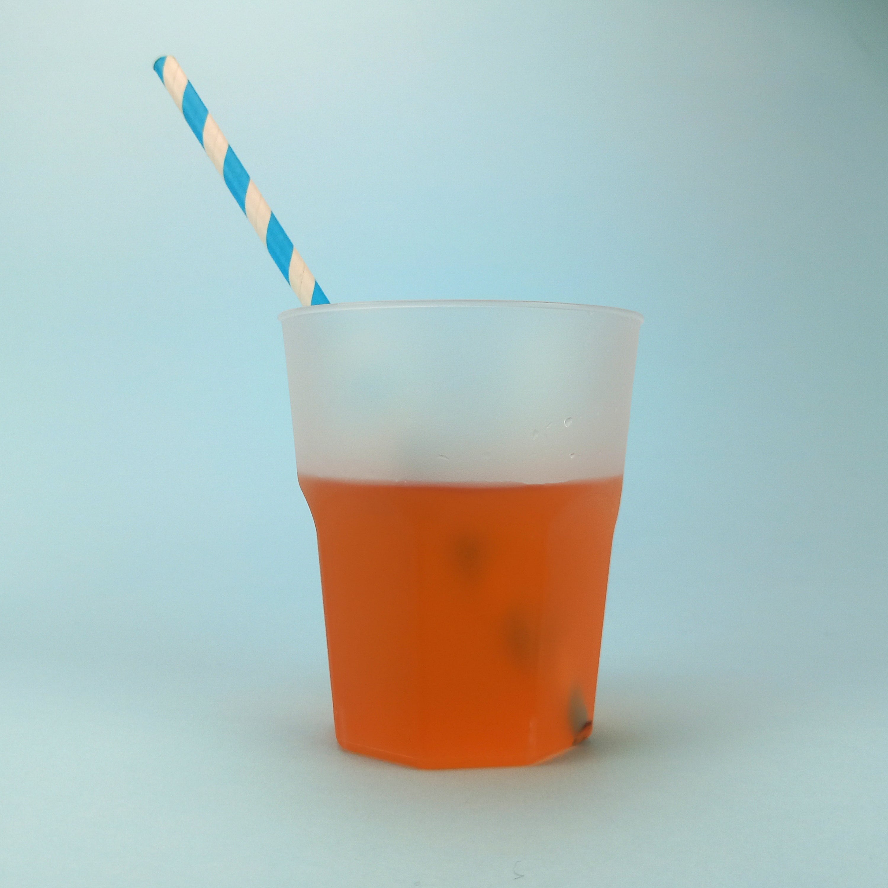 Bicchiere di plastica opaco o n spritz e cannuccia bianco e azzurra