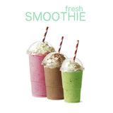 Bicchieri di  plastica con cupola tre diverse misure, pieni di smoothie con cannucce 