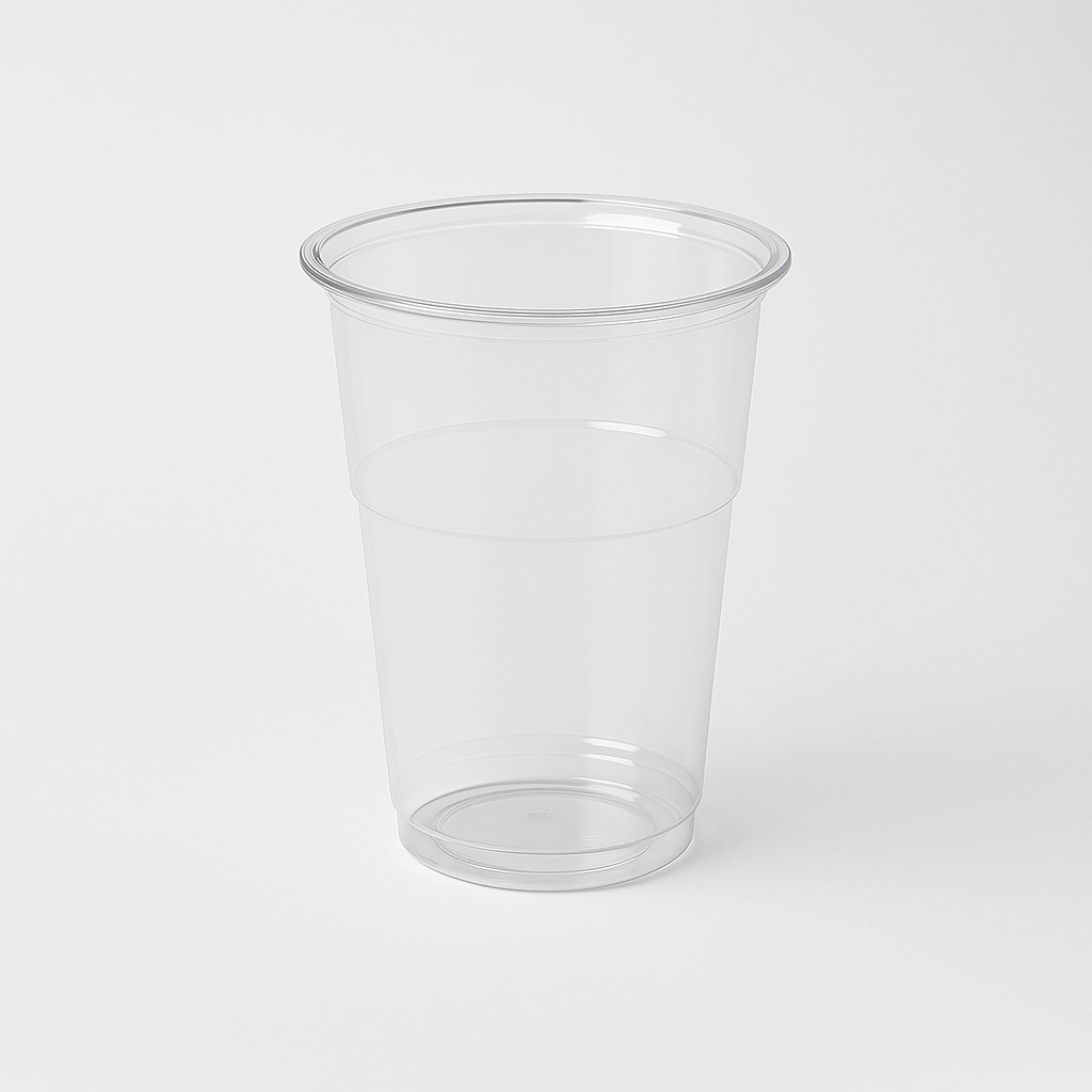 Bicchiere in plastica, trasparenti, monouso, su sfondo bianco