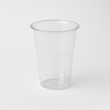 Bicchiere in plastica, trasparenti, monouso, su sfondo bianco