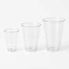 Bicchieri in plastica, trasparenti, monouso, in varie dimensioni, su sfondo bianco