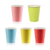 Bicchieri di carta colorata, 5: rosa, verde, azzurro, giallo, rosso. Sfondo bianco