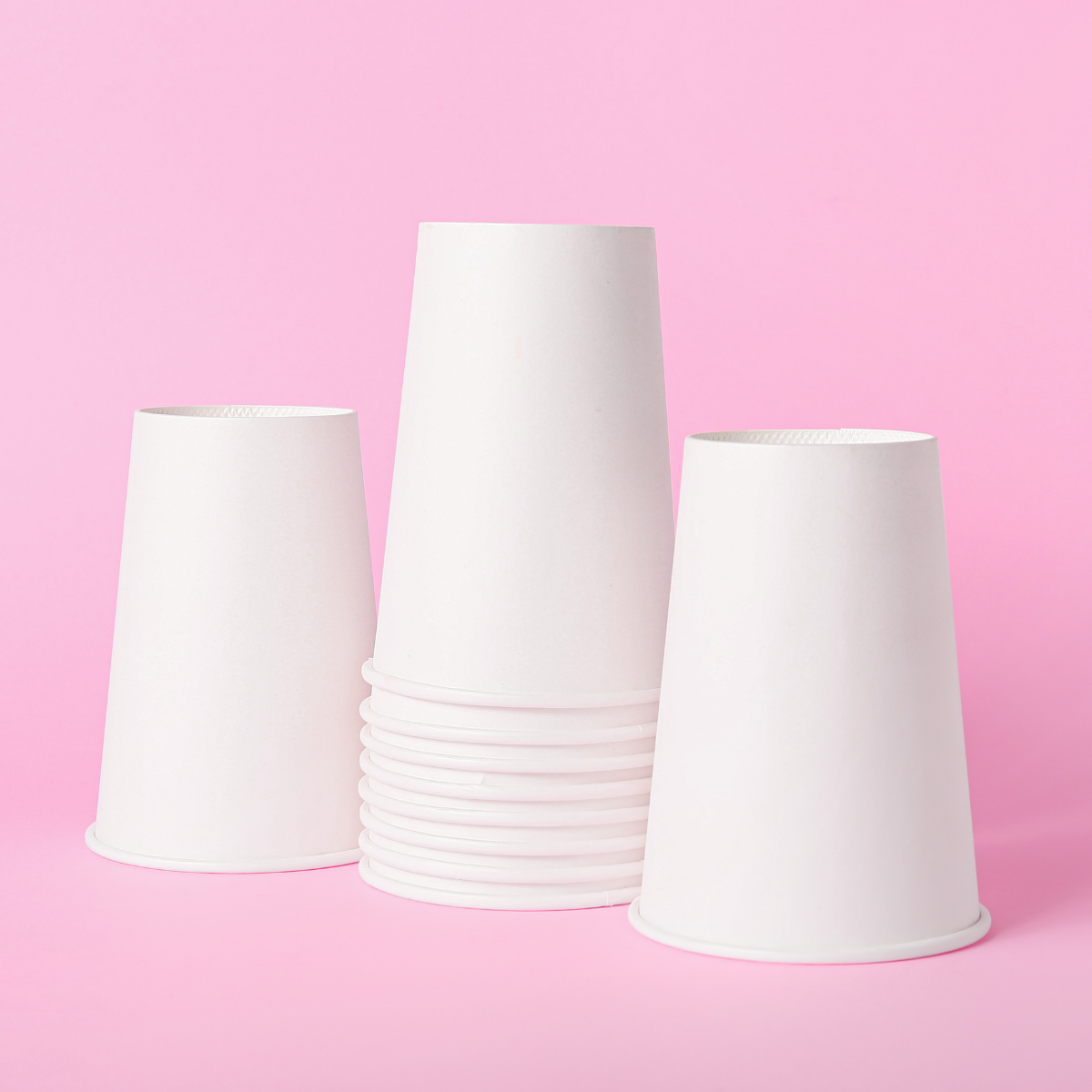 Bicchieri di carta bianchi impilati