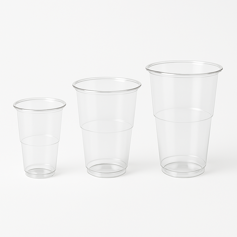 Bicchieri in plastica, trasparenti, monouso, in varie dimensioni, su sfondo bianco