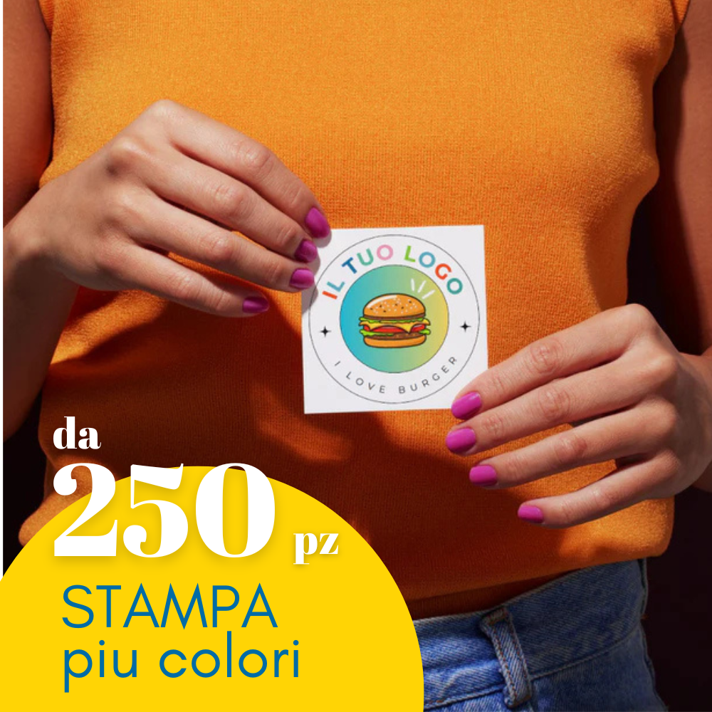 Biglietto da visita personalizzato con il tuo logo, tenuto con due mani. Scritta in primo piano da 250 pz stampa piu colori