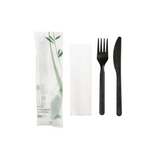 Bis nero fuori dalla busta e sua busta con tovagliolo 