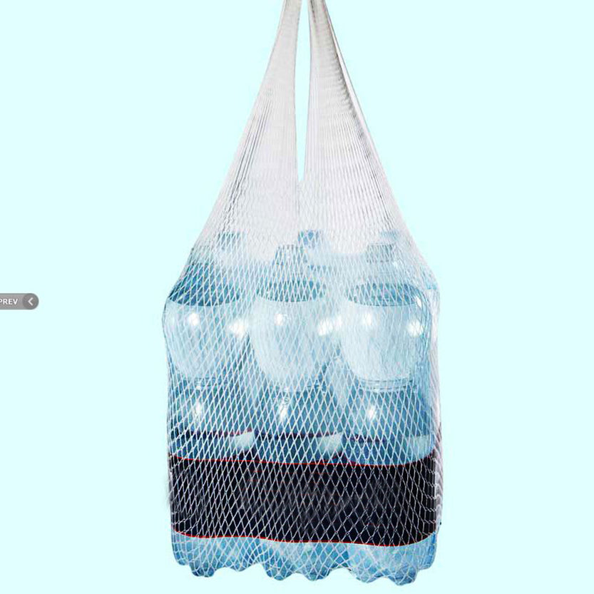 Borsa a rete bianca per la spesa piena di bottiglie d'acqua 