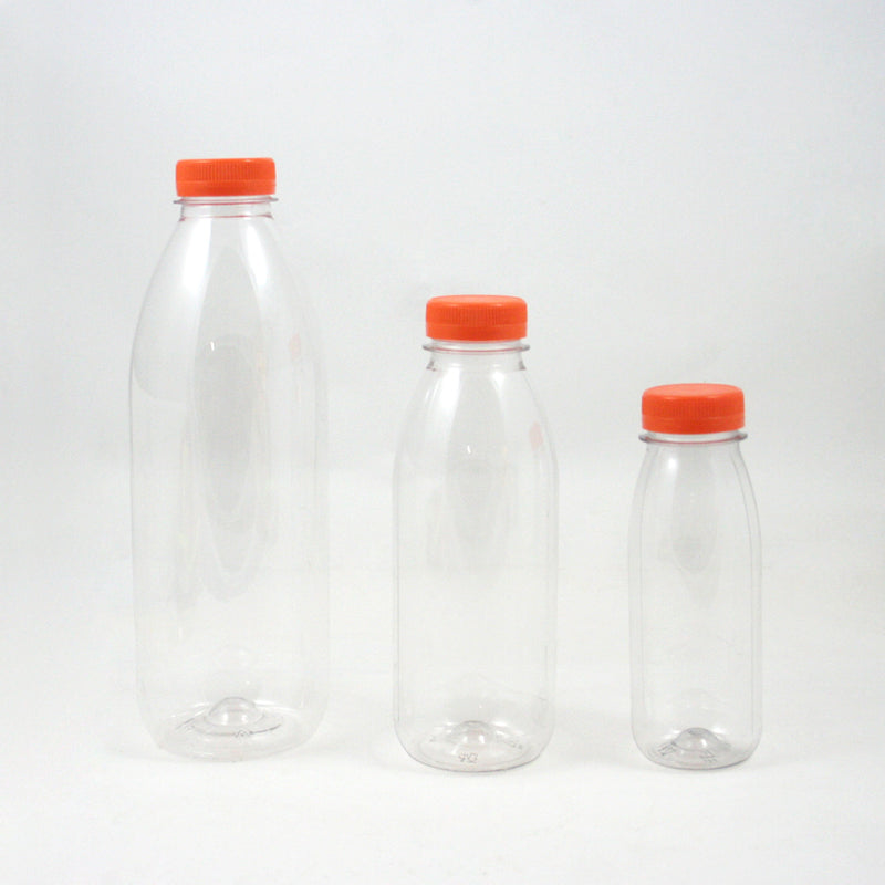 Tre bottiglie di plastica vuote di tre diverse dimensioni con tappo arancione