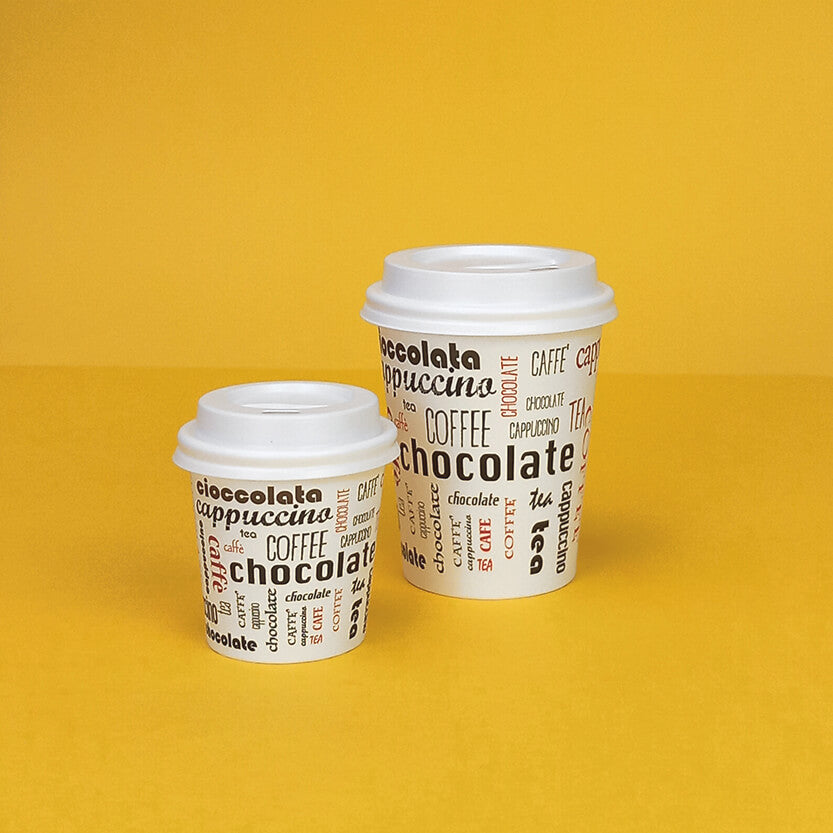 Bicchieri per caffe e cappuccino da asporto, di carta, bianchi con grafica parole nere, e coperchio di plastica bianco con beccuccio 