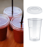 Bicchiere di plastica con coperchi con foto per cannuccia, mostrato vuoto e con dentro succhi