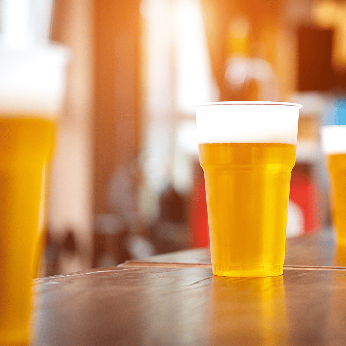 Bicchiere monouso pieno di birra 