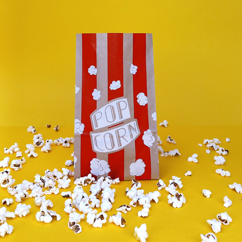 Sacchetto di carta porta pop corn con vicino di pop corn sfusi 