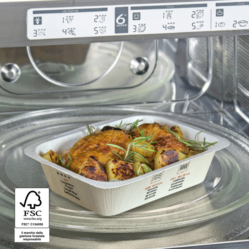 Pollo arrosto in una vaschetta di carta bianca per microonde dentro ad un microonde