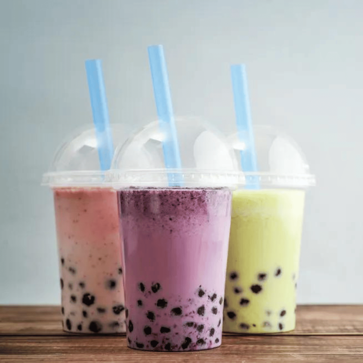 Tre bicchieri di Bubble tea su un tavolo di legno