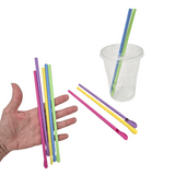 Cannucce colorate per granita, due in un bicchiere, tre tese e altre tenute in una mano 