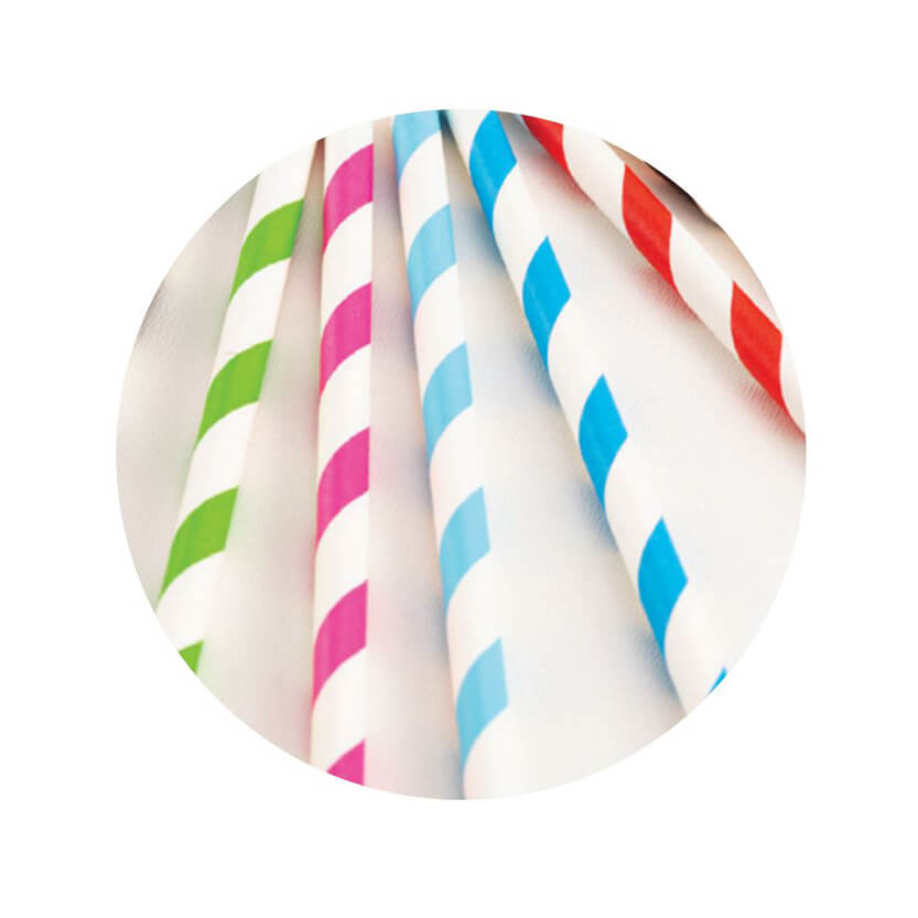 Dettaglio di cannucce bianche a righe colorate