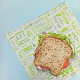 Carta per alimenti antigrasso con stampa parole in diverse tonalità di verde con toast