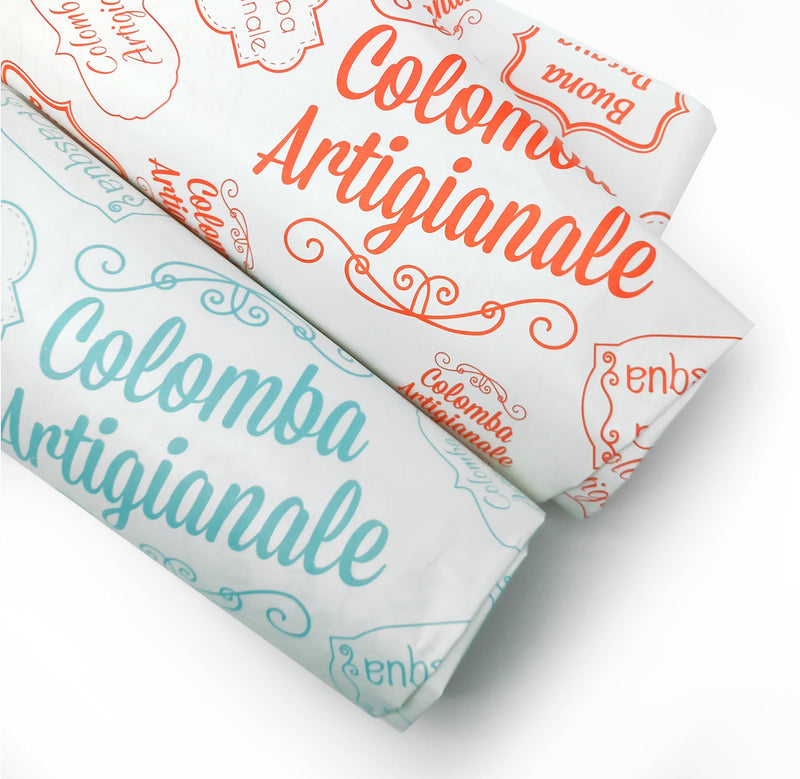 Dettaglio di Carta per colomba  artigianale, una bianca con scritte color tiffany di buona Pasqua ed una con scritte arancioni 