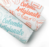 Dettaglio di Carta per colomba  artigianale, una bianca con scritte color tiffany di buona Pasqua ed una con scritte arancioni 