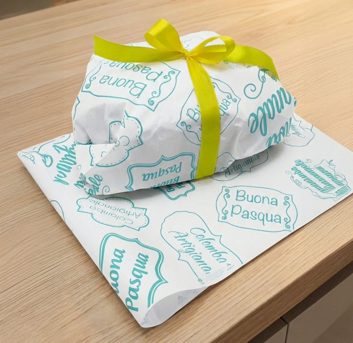 Carta colomba bianca con scritte color tiffany di buona Pasqua attorno ad una colomba e nastro giallo , su foglio aperto