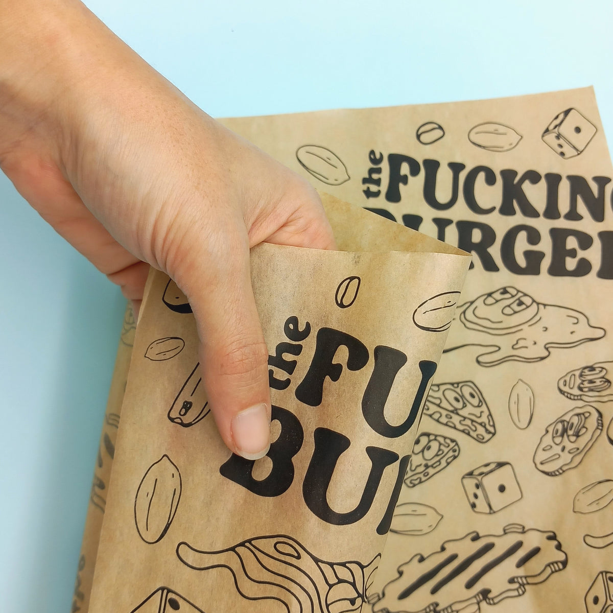 Carta avana personalizzata con il tuo logo tenuta da una mano 