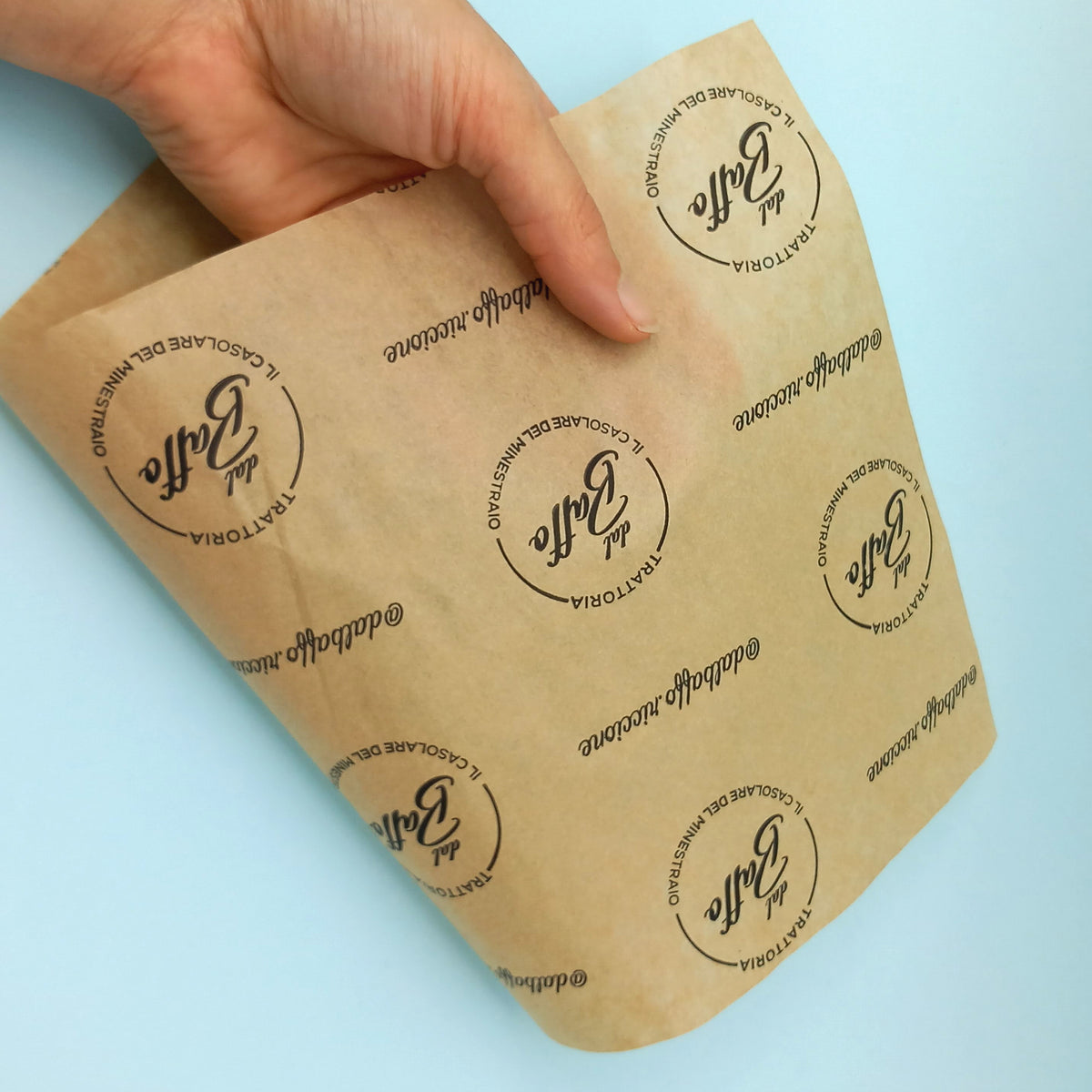 Carta avana personalizzata con il tuo logo tenuta da una mano 