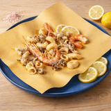 Piatto con carta paglia e frittura di pesce 