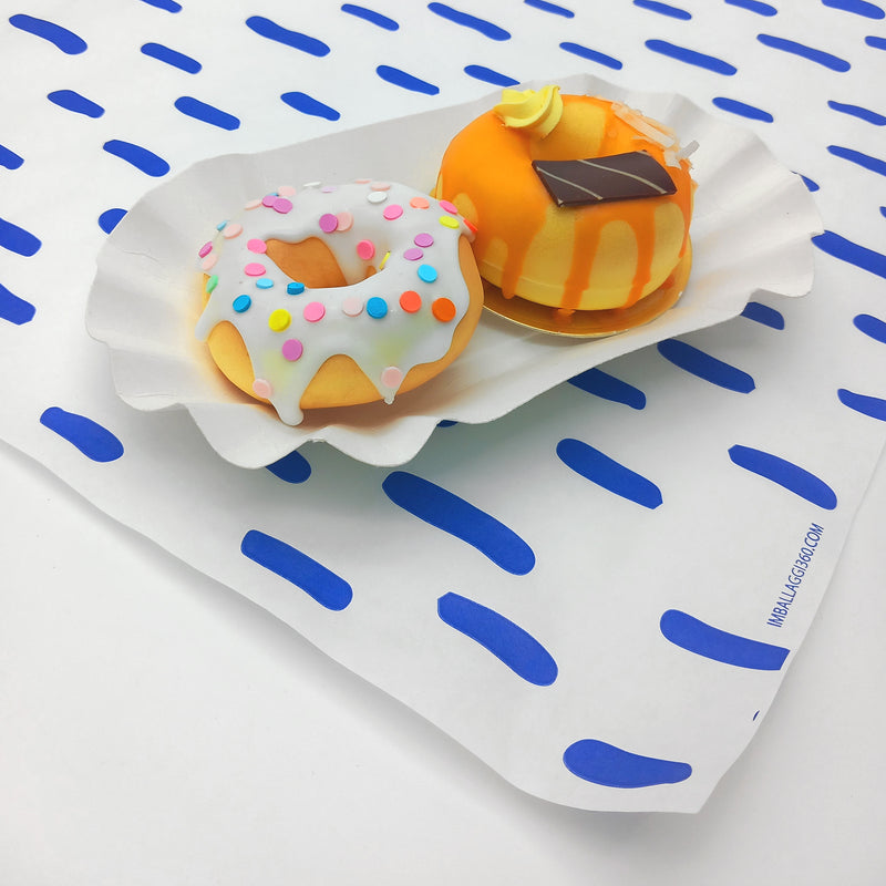 Carta per pasticceri aa pois blu con due paste sopra