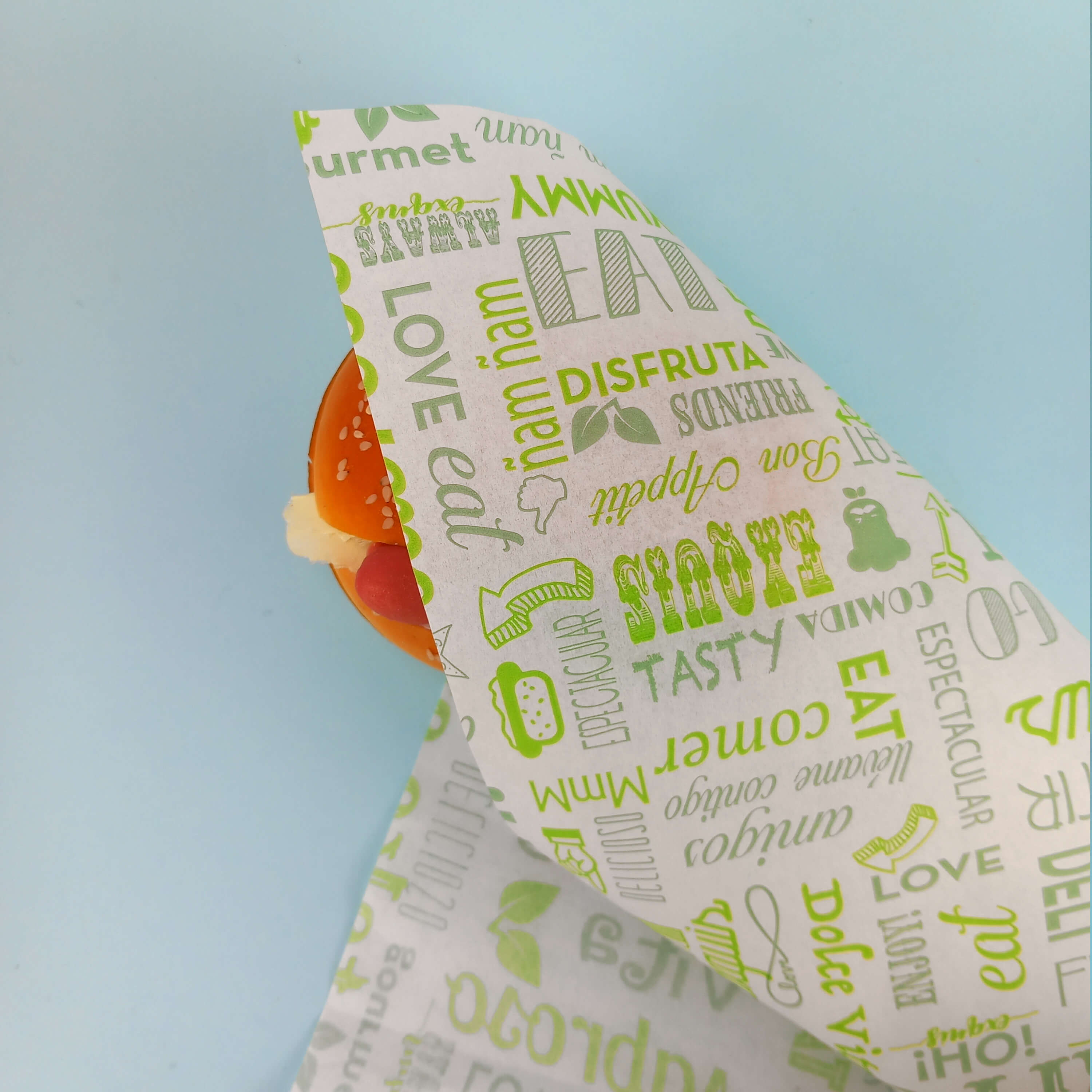 Carta per alimenti antigrasso con stampa parole in diverse tonalità di verde