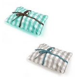 Due vassoi incartati con carta alimentare a quadri, una grigia ed una verde  acqua 