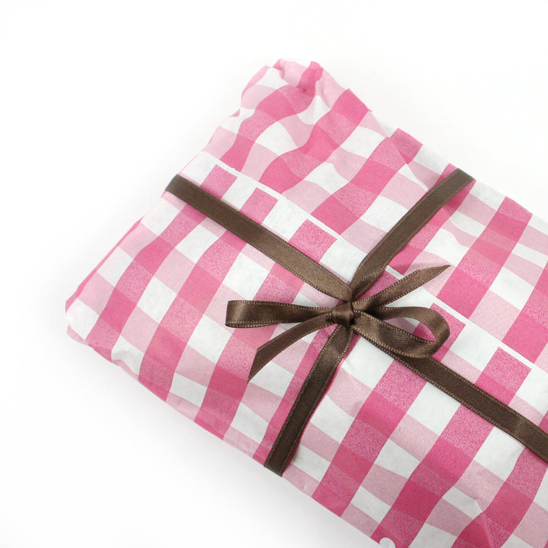 Dettaglio carta alimentare a scacchi bianchi e rosa 