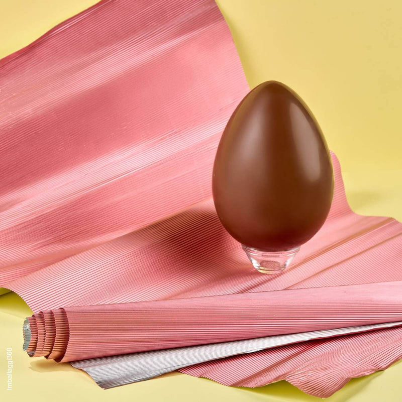 Carta alluminio colorata pieghettata per avvolgere uova di cioccolato pasquali. esterno colore rosa interno colore argento