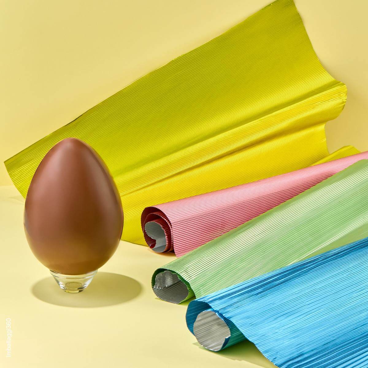 Carta alluminio per uova di Pasqua di cioccolato, colore esterno giallo rosa verde azzurro con interno argento.