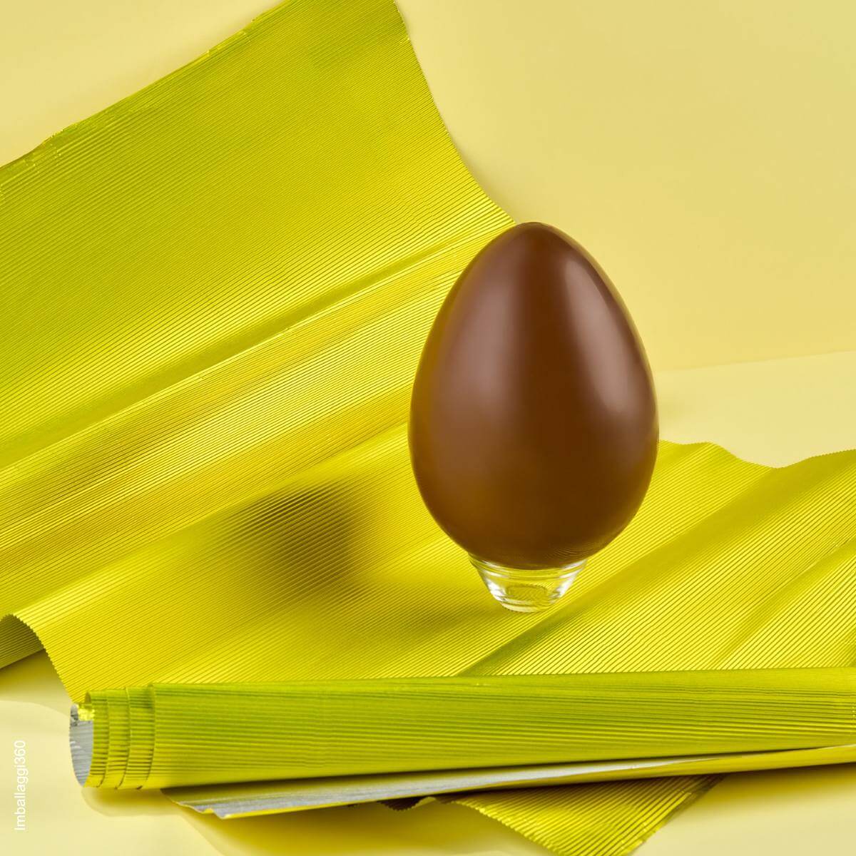 Carta alluminio colorata pieghettata per avvolgere uova di cioccolato pasquali. esterno colore giallo interno colore argento