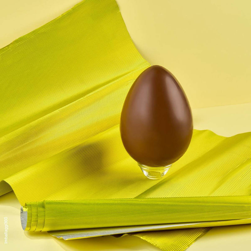 Carta alluminio colorata pieghettata per avvolgere uova di cioccolato pasquali. esterno colore giallo interno colore argento