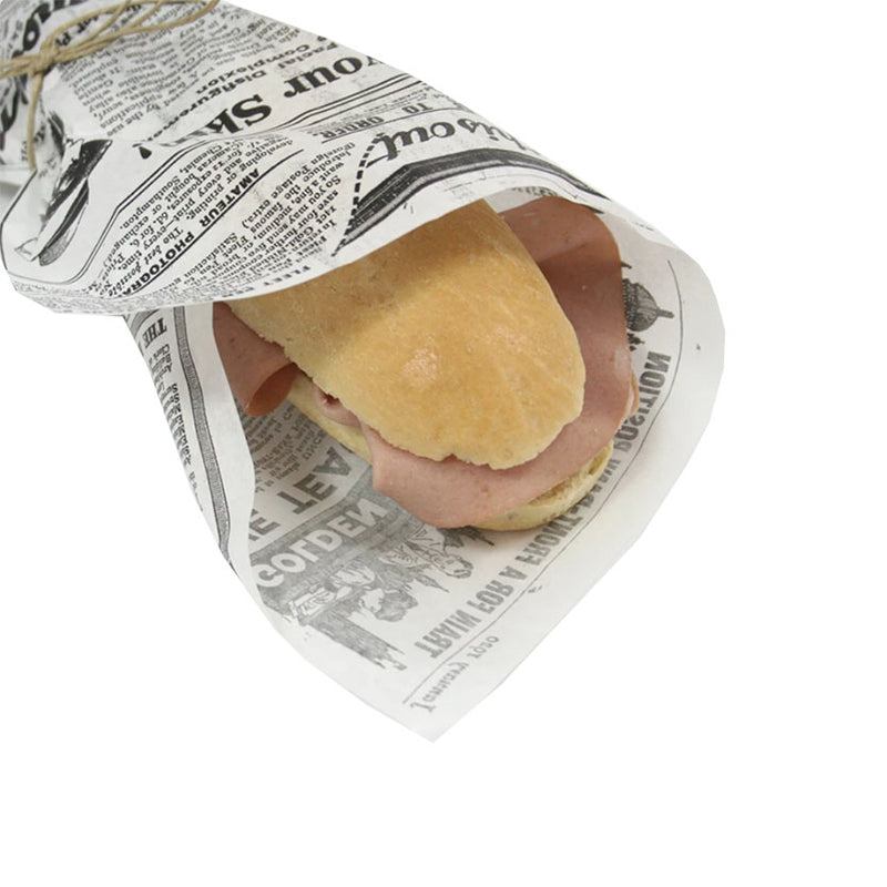Dettaglio di panino avvolto in carta alimentare bianca con scritte nere 