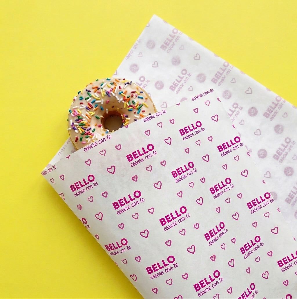 Carta pelleaglio bianca con scritta viola BELLO ESSERE CON TE che avvolge una ciambella colorata 