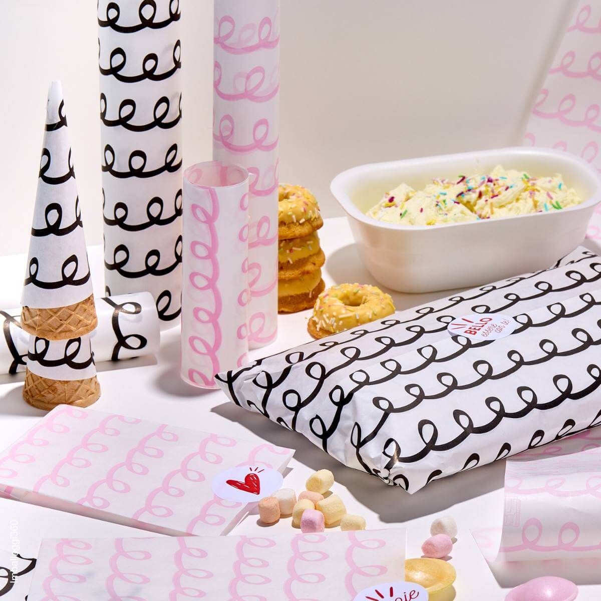 Carta per alimenti esclusiva con stampa riccioli nero e rosa perfetta per avvolgere vassoi, confezioni di alimenti