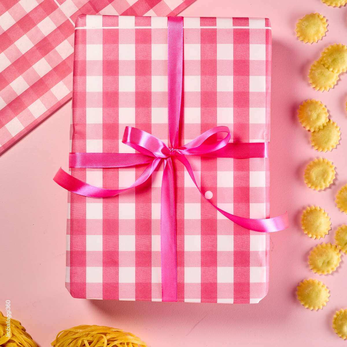 Carta per alimenti pasticceria bianca con stampa scacchi in fuxia e nastro raso fuxia