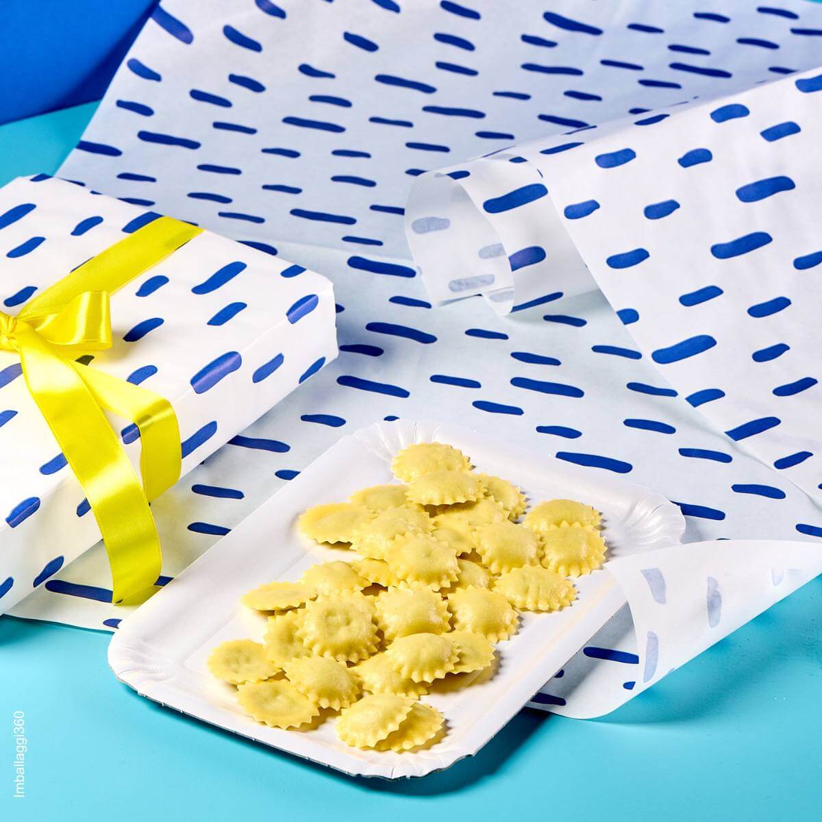 Carta per alimenti bianca con stampa blu ripetuta perfetta per completare confezioni