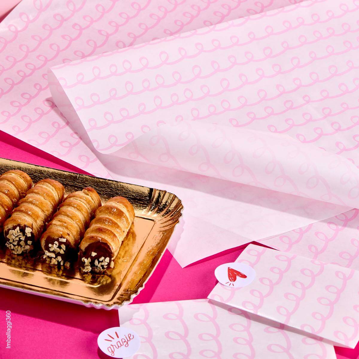 Carta per alimenti bianca con stampa riccioli rosa è perfetta per completare confezioni in pasticceria